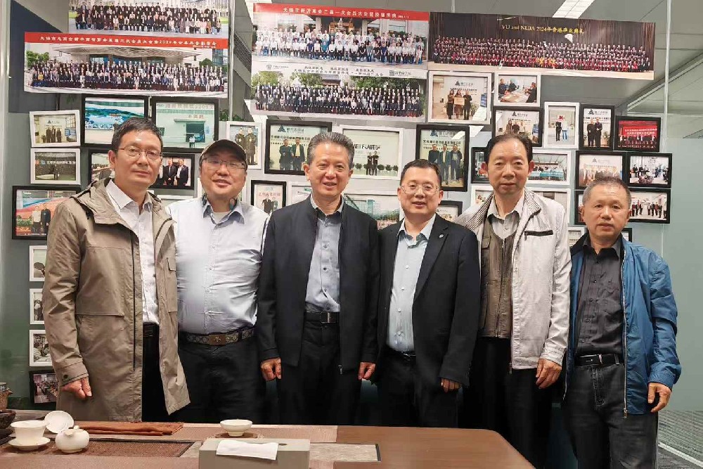 热烈欢迎江苏省企业发展战略研究会常务副会长兼秘书长何春银一行莅临阿凡达网络参观指导